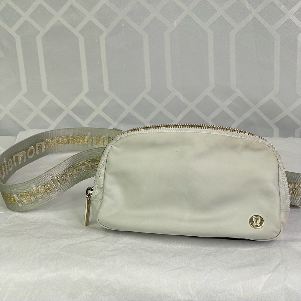 Lululemon Everywhere Belt Bag 1L Vapor/Gold/White O/S